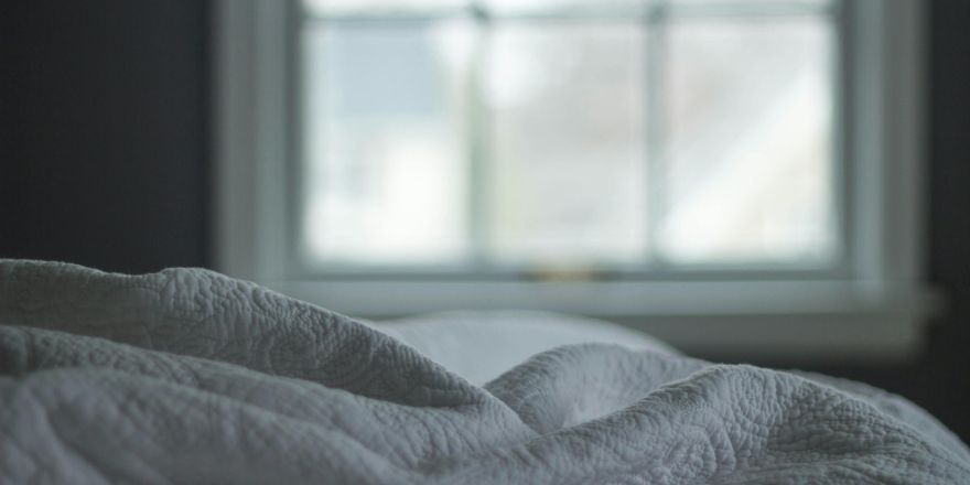 Bed met rommelige lakens
