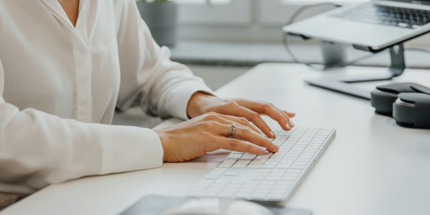 Vrouw typt op laptop
