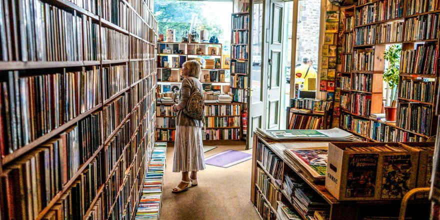 mevrouw zoekt boek in boekhandel