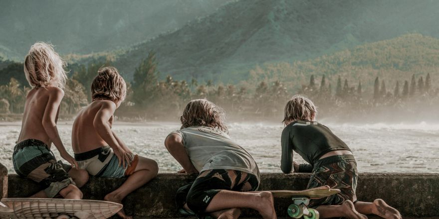 Kinderen kijken uit over water