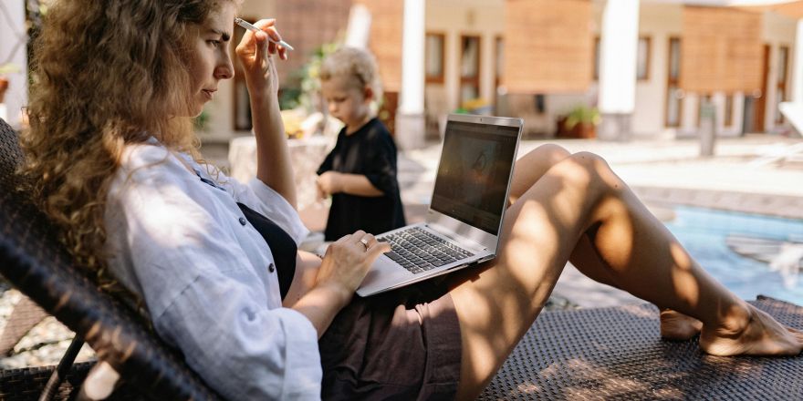 Vrouw schrijft buiten op een laptop