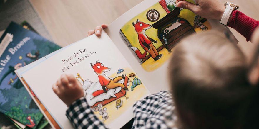 Kind leest prentenboek
