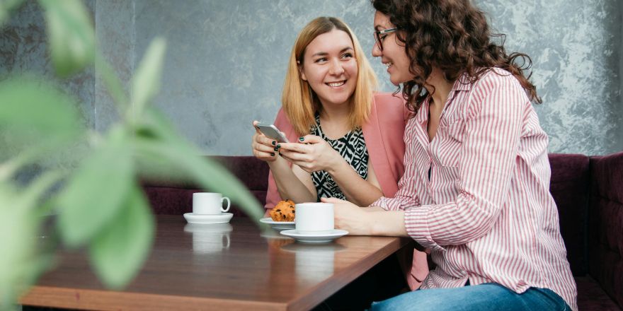 Vrouwen praten tegen elkaar