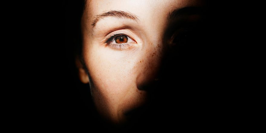Een vrouw kijkt naar het licht