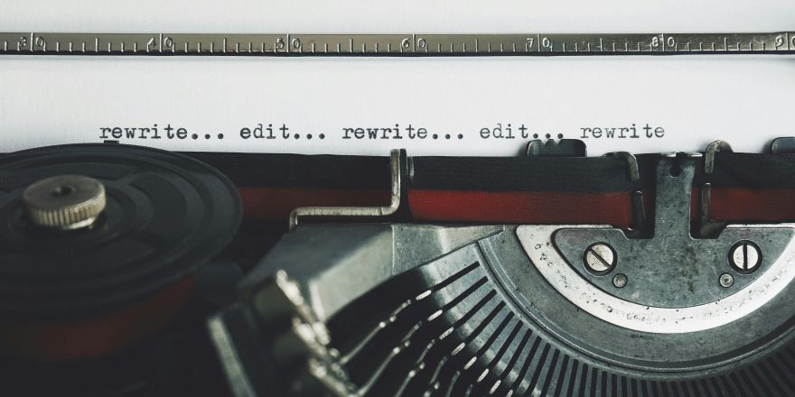 Een typemachine die typt, rewrite... edit... rewrite... edit... rewrite