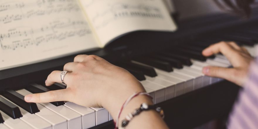 Een vrouw speelt piano