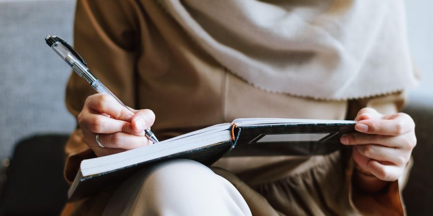 Een vrouw is aan het schrijven