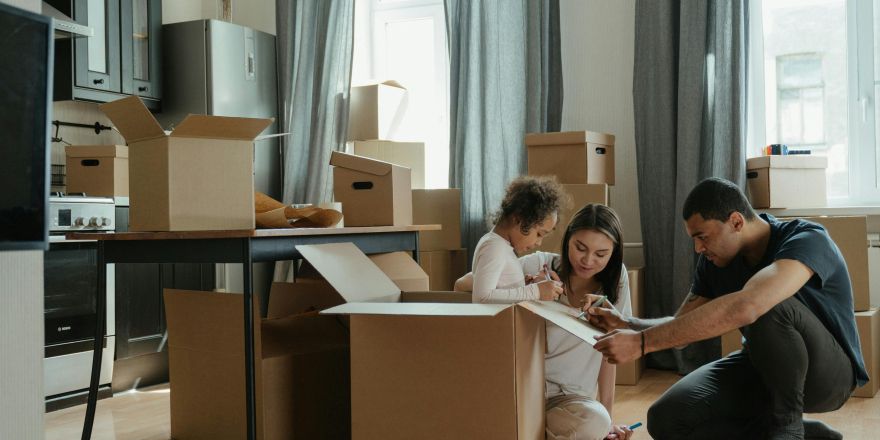 Een familie die gaat verhuizen