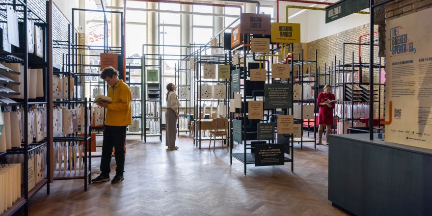 Bezoekers kijken bij het Boekenspektakel