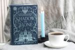 Boekomslag Shadow and Bone van Leigh Bardugo naast kaars en kop thee