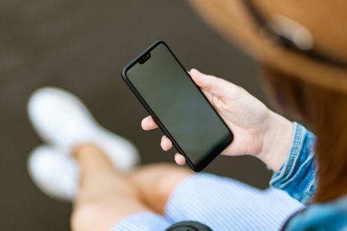 Persoon houdt smartphone vast