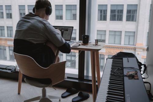 Man zit achter het bureau