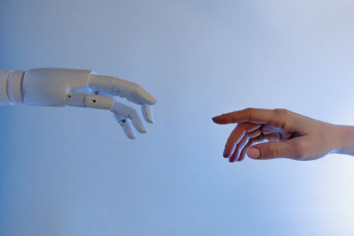 Mensen hand reikt naar een robot hand