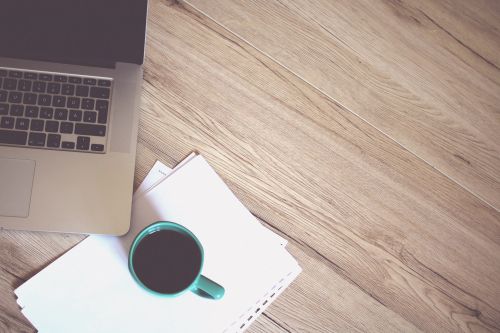 Laptop met een kopje koffie ernaast