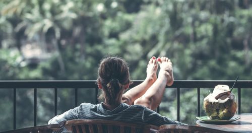 Vrouw ontspant in de natuur