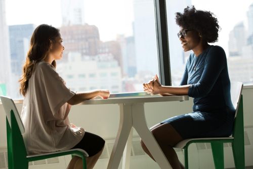 Twee vrouwen praten