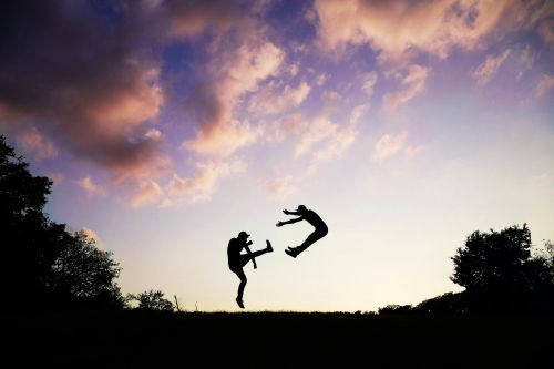 Twee mensen doen karate