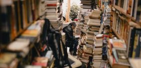 Kringloopwinkel ontvangt 500 meter aan boeken en Idris Elba gaat kinderboeken schrijven