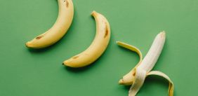 Drie bananen op een groene achtergrond