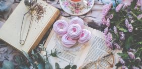 boek met thee en roze gebak