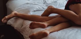 Verstrengelde benen in bed