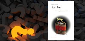 Stapel vraagtekens en de cover van 'Het hoe'