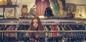 Vrouw in een kledingwinkel 
