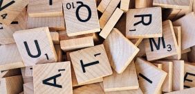 Scrabble letters op een stapel