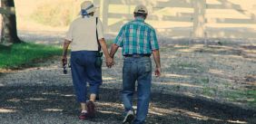 2 ouderen lopen hand in hand