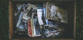 Houten doos vol met oude foto's 