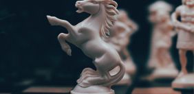 Een wit paard van een schaakspel 