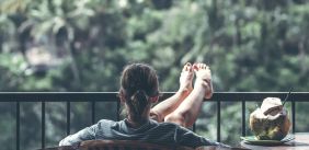 Vrouw ontspant in de natuur