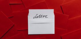 Een brief op rode enveloppen 