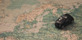 Speelgoedauto op een kaart van Europa