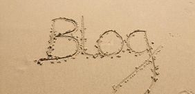 Het woord 'blog' geschreven in het zand