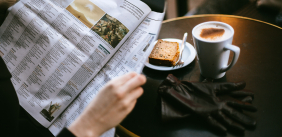 Krant lezen met een kopje koffie