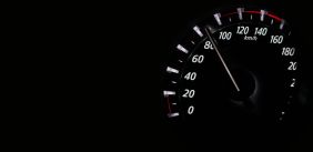Snelheidsmeter van een auto staat op 80 kilometer per uur