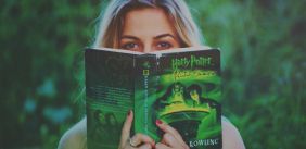vrouw met boekcover Harry Potter