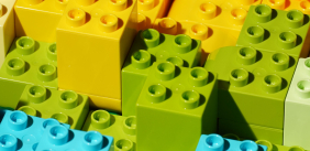 gestapelde lego blokjes in verschillende kleuren