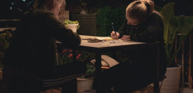 Twee vrouwen schrijven aan een tafel