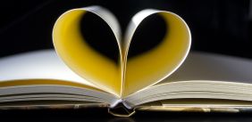 een open boek, twee pagina's zijn gevouwen in de vorm van een hartje