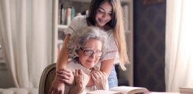 Oma en kleindochter lezen