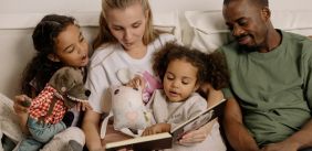Divers gezin leest kinderboek