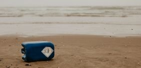 toxic jerry can op leeg strand