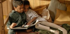 Twee kinderen lezen een boek