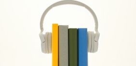 Boeken tussen een koptelefoon