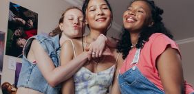 Drie tienermeiden poseren