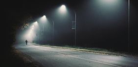 Donkere straat met verlichting