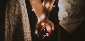 Man en vrouw houden hand vast
