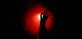 silhouette van danseres voor rood licht